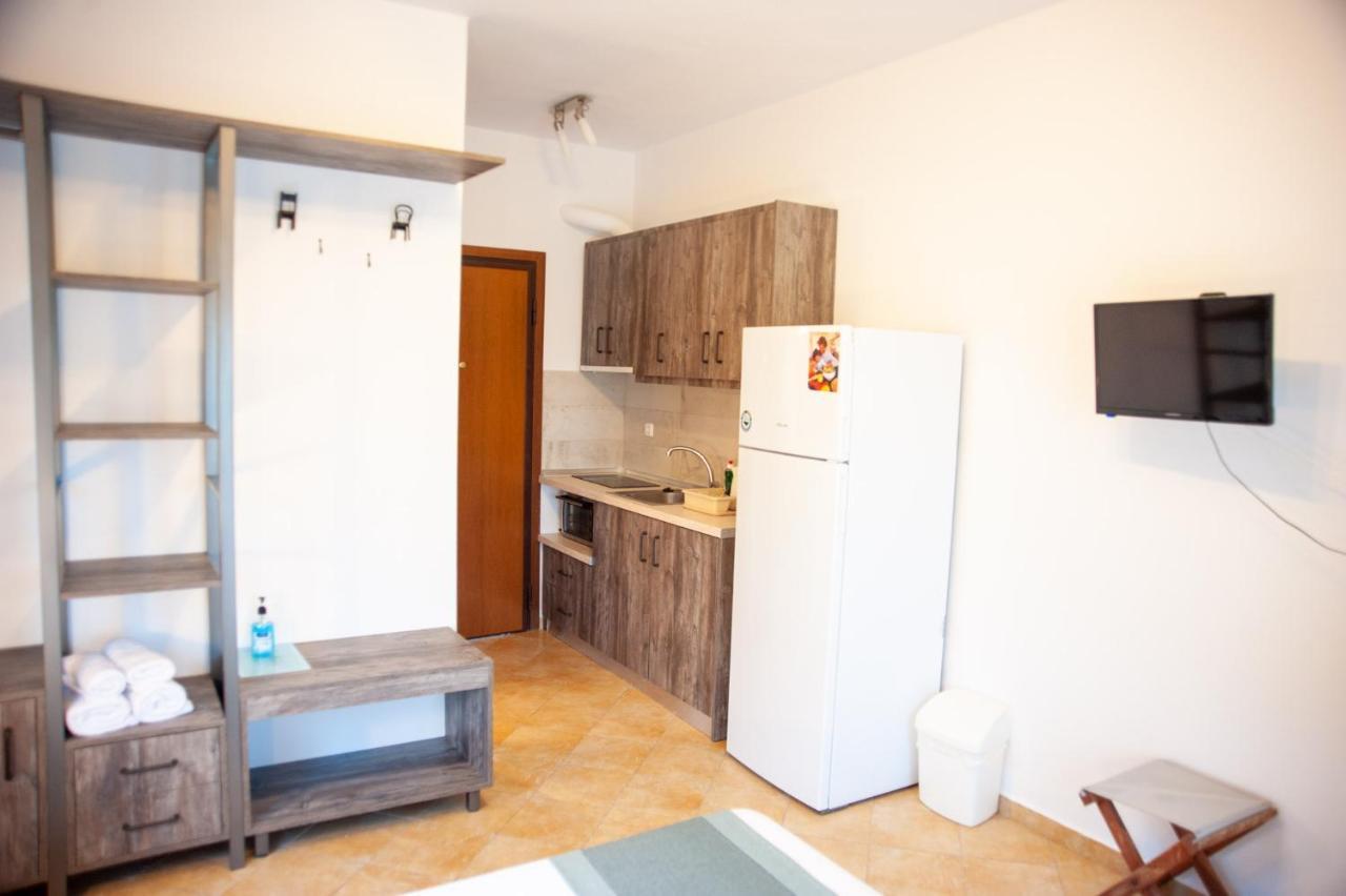 Alexandros Hotel Apartments Вурвуру Екстериор снимка