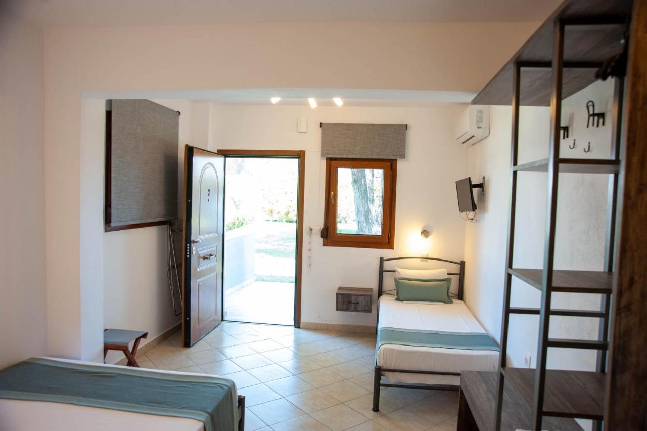 Alexandros Hotel Apartments Вурвуру Екстериор снимка
