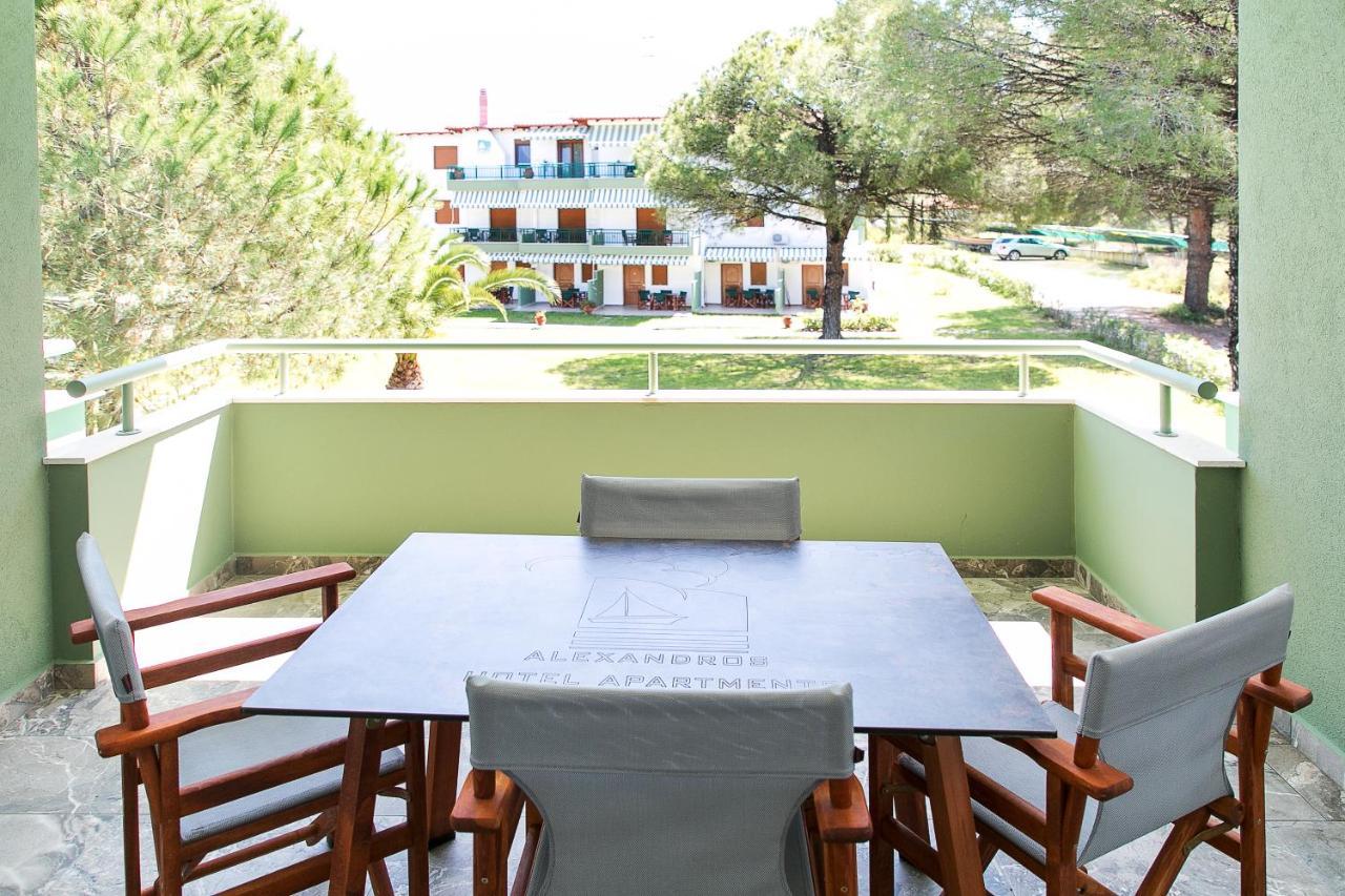Alexandros Hotel Apartments Вурвуру Екстериор снимка