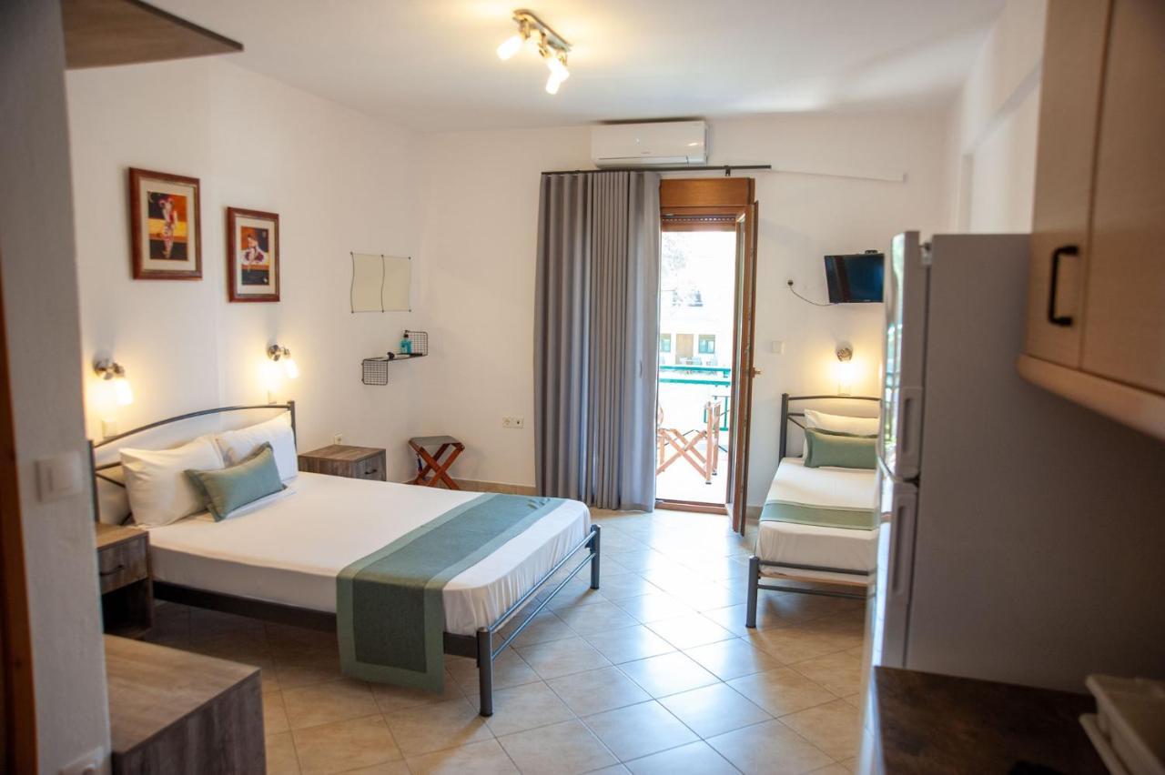 Alexandros Hotel Apartments Вурвуру Екстериор снимка