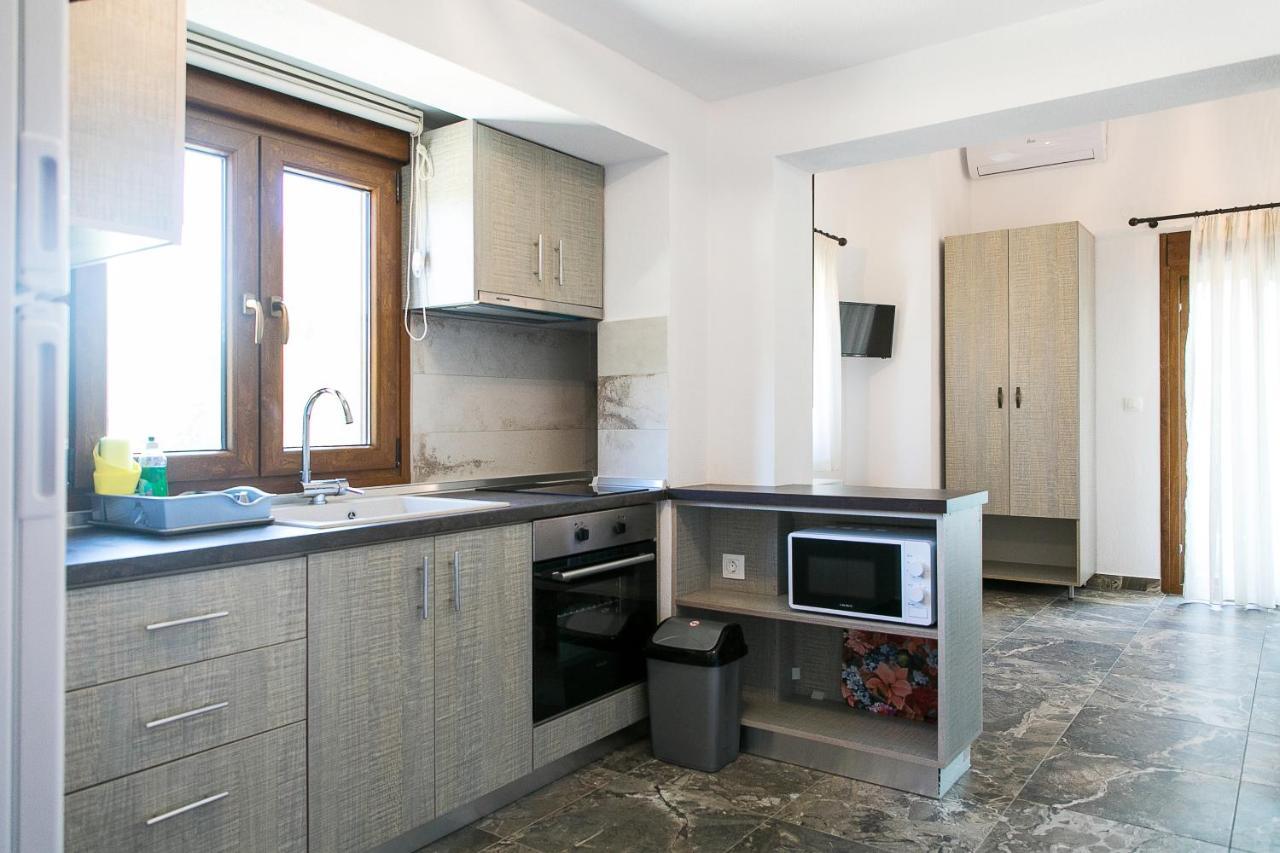 Alexandros Hotel Apartments Вурвуру Екстериор снимка